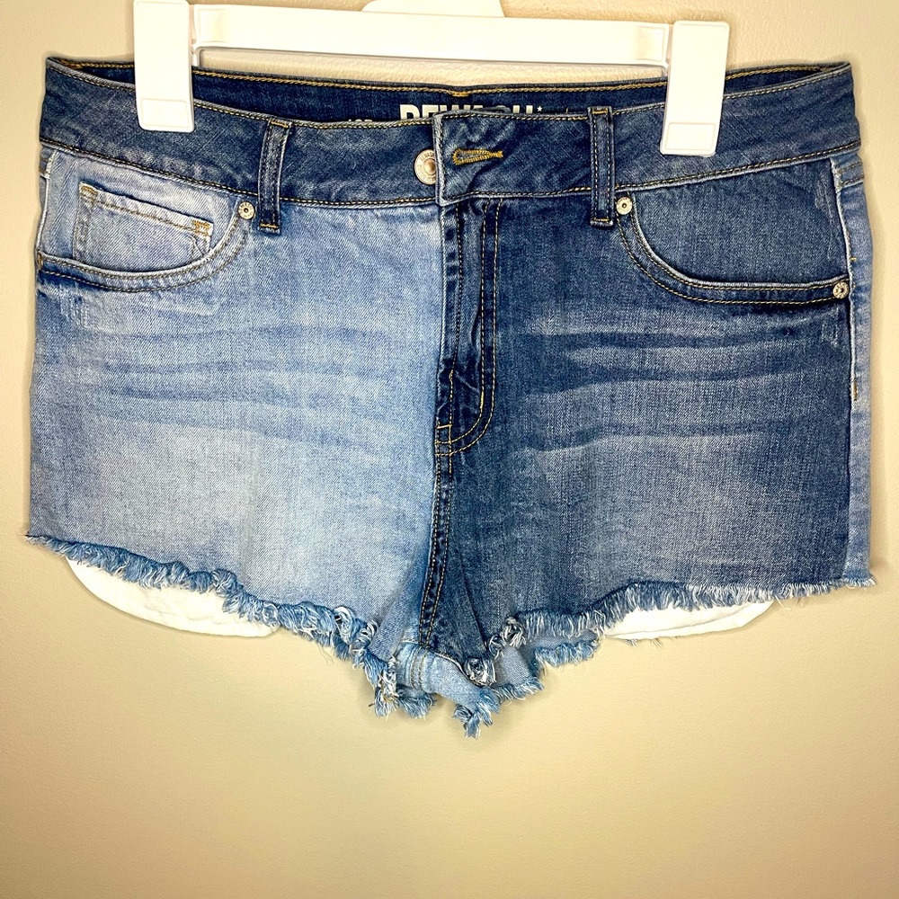 Multi-Wash Distressed Denim Shorts 🖤✨